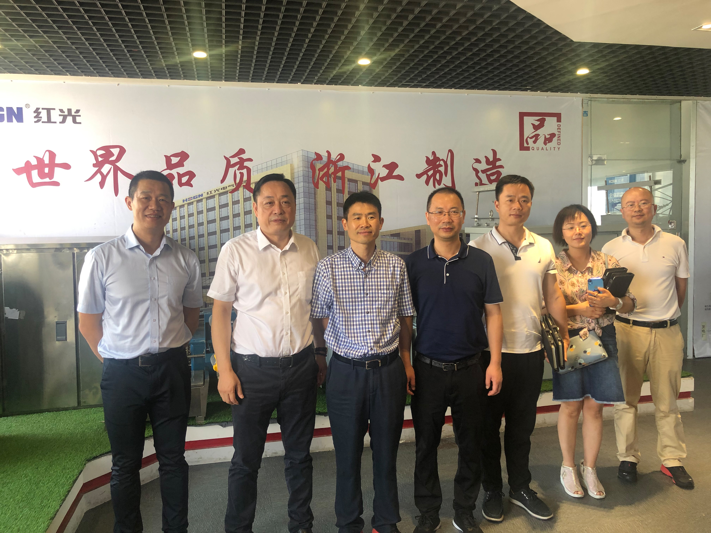 国家电力器材产品清静性能质量监视磨练中心执行董事、党委书记钟晖一行 莅临尊龙凯时调研